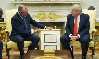 Thủ tướng Friedrich Merz tặng Tổng thống Donald Trump bản sao giấy khai sinh của ông nội người Đức. (Ảnh: AP)