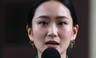 Bà Paetongtarn Shinawatra phát biểu sau khi bị Tòa án Hiến pháp đình chỉ chức vụ. (Ảnh: Reuters)