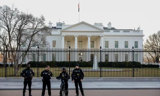 Phía trước Nhà Trắng. (Ảnh: Reuters)