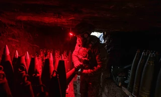 Lính Ukraine thuộc Lữ đoàn pháo binh 148 chuẩn bị đạn pháo 155mm cho pháo tự hành M777 ở Velyka Novosilka ngày 26/1. (Ảnh AP)