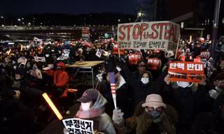 Đám đông biểu tình giương các khẩu hiệu bằng tiếng Anh và tiếng Hàn để ủng hộ Tổng thống bị luận tội Yoon Suk Yeol. (Ảnh: Yonhap)