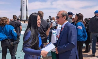 Đại sứ Việt Nam tại Mỹ Nguyễn Quốc Dũng trao thư của Chủ tịch nước Lương Cường cho cô Amanda Nguyễn. Ảnh: Baoquocte