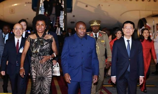 Tổng thống Burundi đến Hà Nội, bắt đầu chuyến thăm chính thức Việt Nam