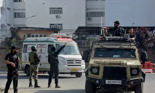 Lực lượng an ninh Ấn Độ hộ tống xe cứu thương chở thi thể khách du lịch thiệt mạng trong vụ tấn công gần Pahalgam ngày 23/4. (Ảnh: Reuters)