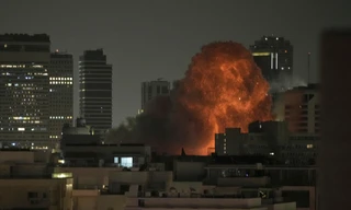 Một vụ nổ ở Tel Aviv trong cuộc tấn công đáp trả của Iran ngày 15/6. (Ảnh: AP)