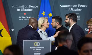 Tổng thống Ukraine Volodymir Zelensky cùng Chủ tịch Ủy ban châu Âu Ursula von der Leyen tại buổi họp báo bế mạc hội nghị thượng đỉnh hòa bình Ukraine tại Obbürgen, Thụy Sĩ, tháng 6/2024. (Ảnh AP)