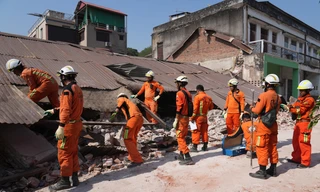 Đội cứu hộ tìm kiếm nạn nhân trong khu nhà đổ sập ở Naypyitaw ngày 1/4. (Ảnh: AP)