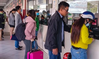 Nhiều người hối hả mua vé về quê chiều 30 Tết ở Bến xe Miền Tây 