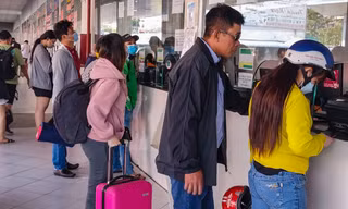 Nhiều người hối hả mua vé về quê chiều 30 Tết ở Bến xe Miền Tây 