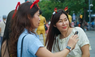 Các bạn trẻ 'lên đồ' xuống phố đón giáng sinh sớm ở TPHCM