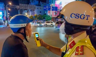 Bị CSGT thổi độ cồn, nhiều ma men 'tung chiêu cù nhây'