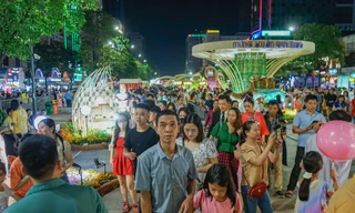 Nhiều khu vui chơi ở TPHCM đông nghịt chiều mùng 3 Tết