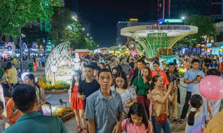 Nhiều khu vui chơi ở TPHCM đông nghịt chiều mùng 3 Tết