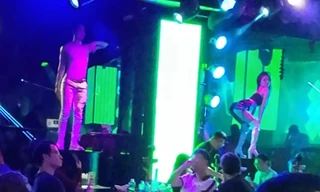 Vũ công mặc nội y múa phản cảm tại phố đi bộ Bùi Viện