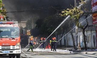 Cháy lớn tại bãi tạm giữ xe vi phạm của Công an TPHCM 