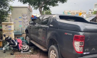 Ô tô bán tải tông hàng loạt xe máy làm nhiều người bị thương