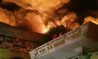 Nổ lớn và cháy cạnh ký túc xá lúc nửa đêm, nhiều sinh viên tháo chạy