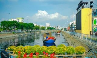 Chợ hoa 'trên bến dưới thuyền' rộn ràng sắc Xuân trước giờ khai mạc