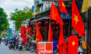 Đường phố TPHCM rợp cờ hoa trước trận chung kết Việt Nam - Thái Lan