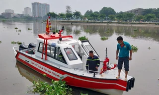 Người nhái 'lặn' hàng giờ tìm cô gái nhảy cầu tự tử