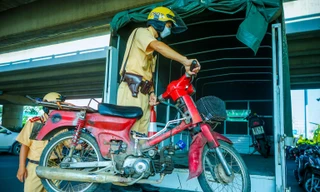 Bị CSGT tuýt còi, nhiều người chấp nhận bỏ xe