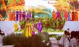 Hàng trăm người mẫu mặc áo dài ở phố đi bộ Nguyễn Huệ