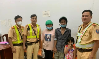 CSGT giúp cháu bé 5 tuổi đi lạc tìm được gia đình