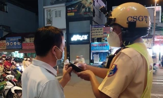 Tước giấy phép lái xe nhiều tài xế vi phạm nồng độ cồn ở TPHCM