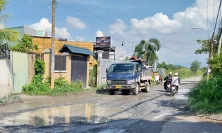 Xe quá tải 'băm nát' nhiều tuyến đường tại thành phố Thủ Đức