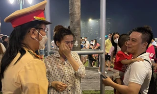 Phát loa hàng giờ tìm người thân cháu bé đi lạc khi xem pháo hoa