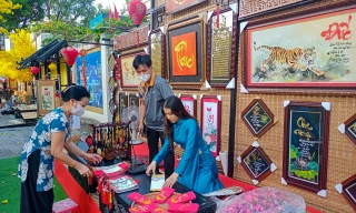 Cận cảnh 'phố ông đồ' ở TPHCM trước giờ khai mạc