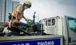 Công an dẹp loạn xe chạy ngược chiều trước chợ đầu mối Thủ Đức 