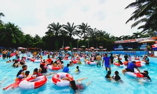 Các khu vui chơi giải trí tại TPHCM chật kín người trong ngày nghỉ lễ đầu tiên