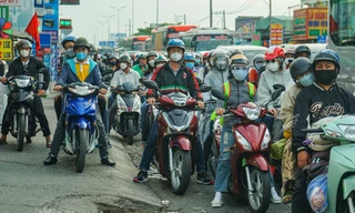 Mùng 5 Tết, người dân ùn ùn trở lại TPHCM, cửa ngõ phía Tây tăng nhiệt 