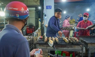 Mua cá lóc nướng về cúng Thần Tài vì năm ngoái... trúng số 