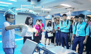 Các đại biểu Tàu Thanh niên Đông Nam Á 2024 tham quan, học tập tại trường ĐH Y Dược TP. HCM