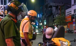 Công an trắng đêm giữ gìn trật tự cho người dân vui chơi năm mới