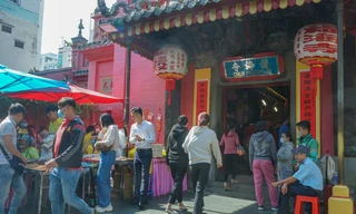 Đông đảo người dân đến ngôi chùa trăm tuổi tại TPHCM cầu tài lộc