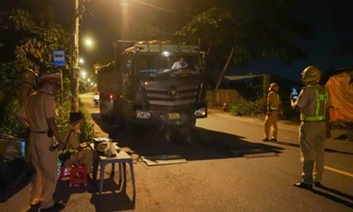 Xuyên đêm tuần tra xử lý xe quá khổ, quá tải