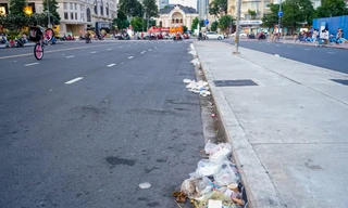 Sau khi metro trả mặt bằng, đường Lê Lợi tràn ngập... rác thải 