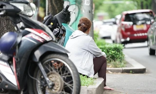 Phụ huynh lót dạ bánh mì, nhẫn nại đội nắng chờ thí sinh vượt vũ môn