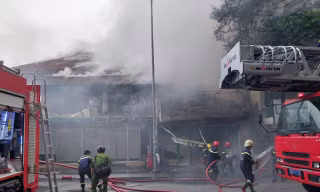Sau tiếng nổ lớn, cửa hàng tranh giữa trung tâm thành phố bị lửa thiêu rụi