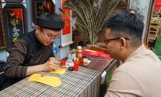 Các ông đồ 9x trổ tài cho chữ, vẽ tranh Tết... ở Sài Gòn 