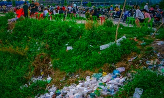 Rác thải chất đống ở khu vực cầu Thủ Thiêm 2