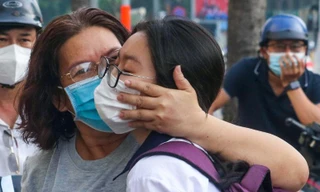 Phụ huynh đội nắng ngóng thí sinh “vượt vũ môn” vào lớp 10