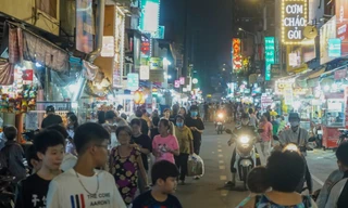 Phố ẩm thực Nguyễn Thượng Hiền chật kín người ngày khai trương