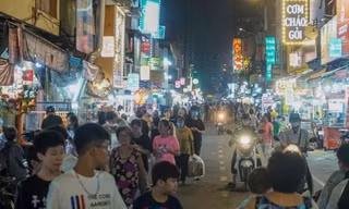 Phố ẩm thực Nguyễn Thượng Hiền chật kín người ngày khai trương