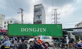 Mất lái, xe đầu kéo tông sập quán cơm ven đường