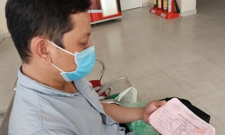 Rưng rưng tình phụ tử ở Bệnh viện Chợ Rẫy chiều 30 Tết