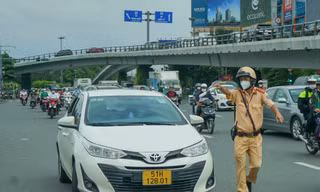 Xử phạt nhiều xe kinh doanh tại 'điểm nóng' ra vào sân bay Tân Sơn Nhất